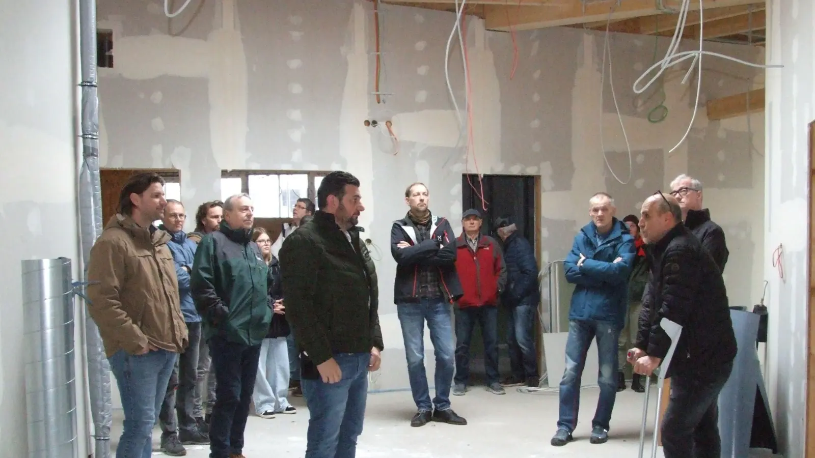 Bei einem Ortstermin auf der Baustelle machten sich die Mitglieder des Bau- und Verkehrsausschusses des Feuchtwanger Stadtrats ein Bild von der neuen Kindertagesstätte im Wohngebiet Röschenhof. Stadtbaumeister Farag Khodary (rechts) erläuterte Einzelheiten. (Foto: Jasmin Kiendl)