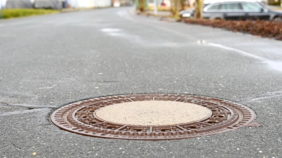 Jugendliche in Neustadt/Aisch hoben auch einen Gullideckel aus. (Symbolbild: Luca Paul)