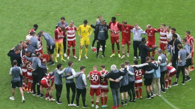 Der Düsseldorfer Trainer Daniel Thioune (M) spricht auf dem Spielfeld mit seinen Spielern. (Foto: Roland Weihrauch/dpa)