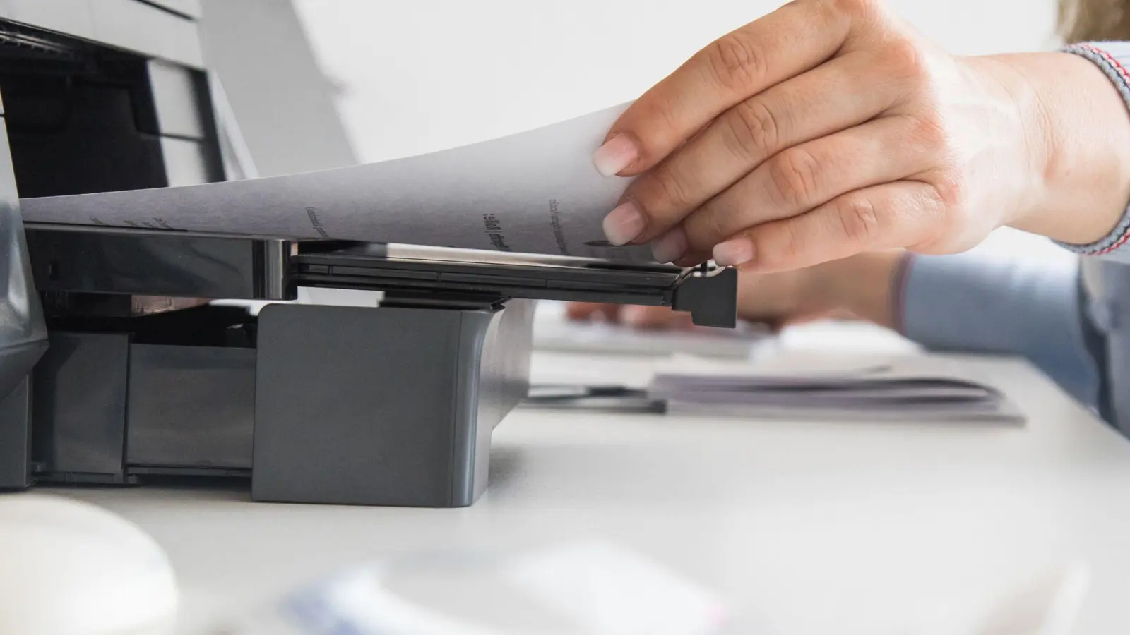 Kommt für den Drucker infrage - und fürs Klo: Recyclingpapier. (Foto: Christin Klose/dpa-tmn)