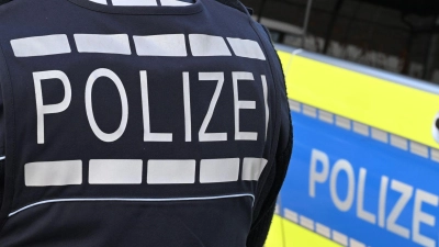 Die Suche nach zwei Tatverdächtigen läuft. (Symbolbild)  (Foto: Bernd Weißbrod/dpa)