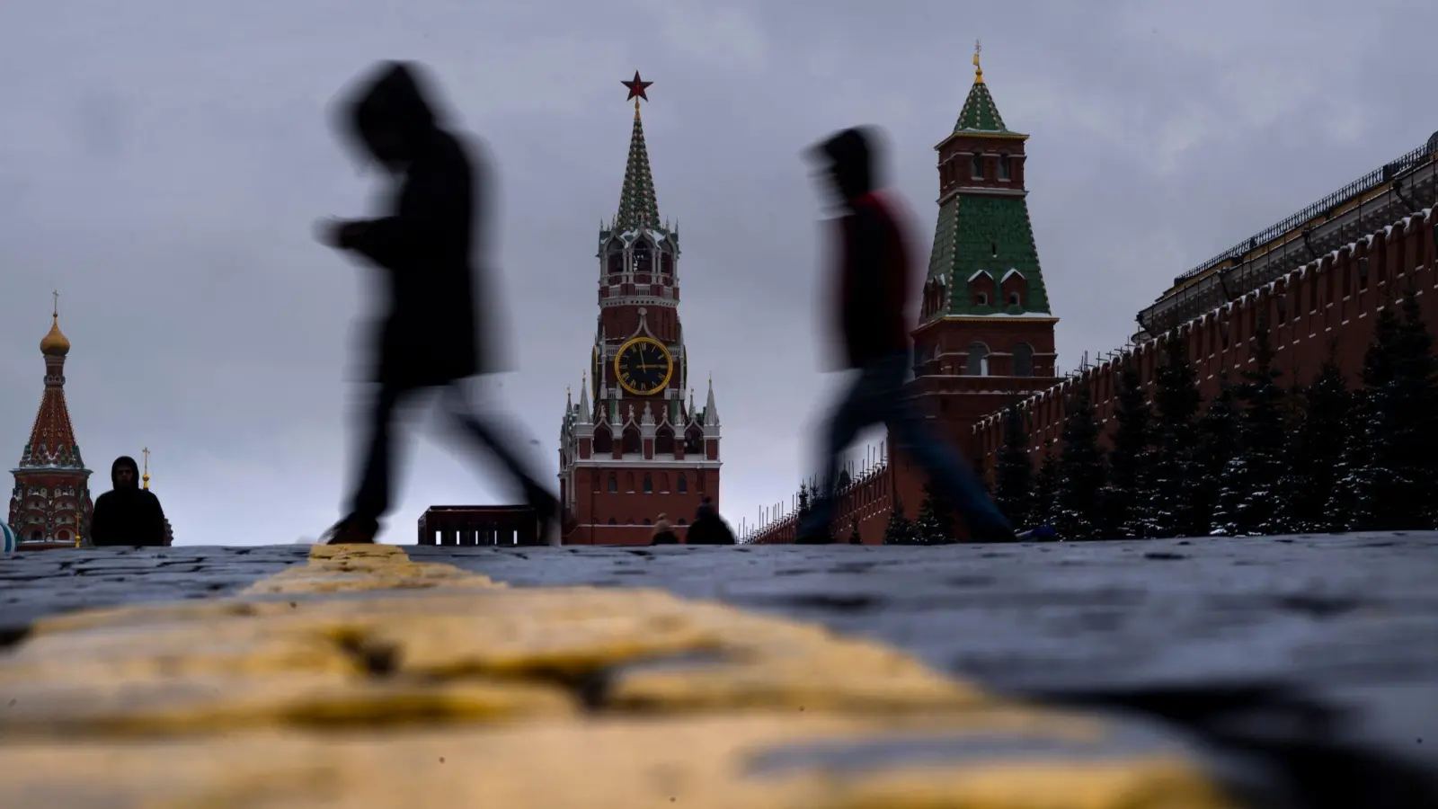 Der Kreml hält den Spionagevorwurf für berechtigt. (Foto: Alexander Zemlianichenko/AP/dpa)
