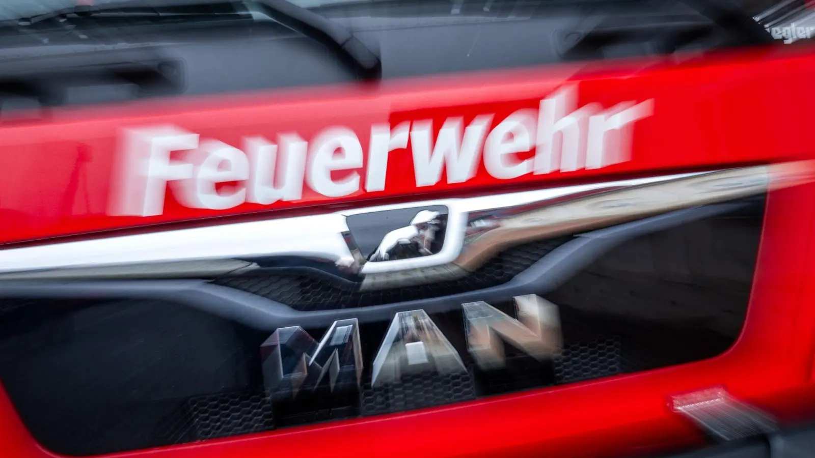 Wieder brennt es im Wald in Rheinland-Pfalz, die Feuerwehr rückt zu einem Großeinsatz aus. (Symbolbild) (Foto: Jens Büttner/dpa)