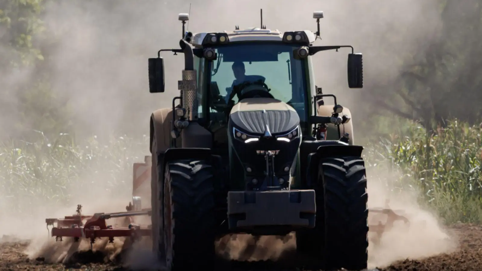 Ein Traktor ist bei einem Ausweichmanöver umgekippt und sein Fahrer leicht verletzt worden. (Symbolbild) (Foto: Daniel Karmann/dpa)