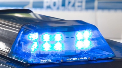 Ein 55-Jähriger hat in Dachau Polizisten mit einer täuschend echt aussehenden Spielzeugpistole bedroht. (Symbolbild) (Foto: Friso Gentsch/dpa)