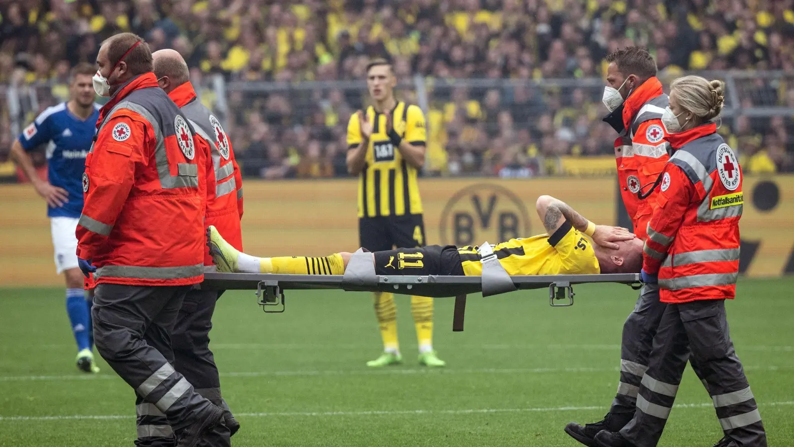 Dortmunds Marco Reus wird verletzt vom Platz getragen. (Foto: Bernd Thissen/dpa)