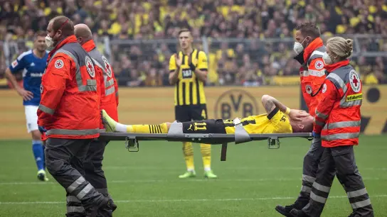 Dortmunds Marco Reus wird verletzt vom Platz getragen. (Foto: Bernd Thissen/dpa)