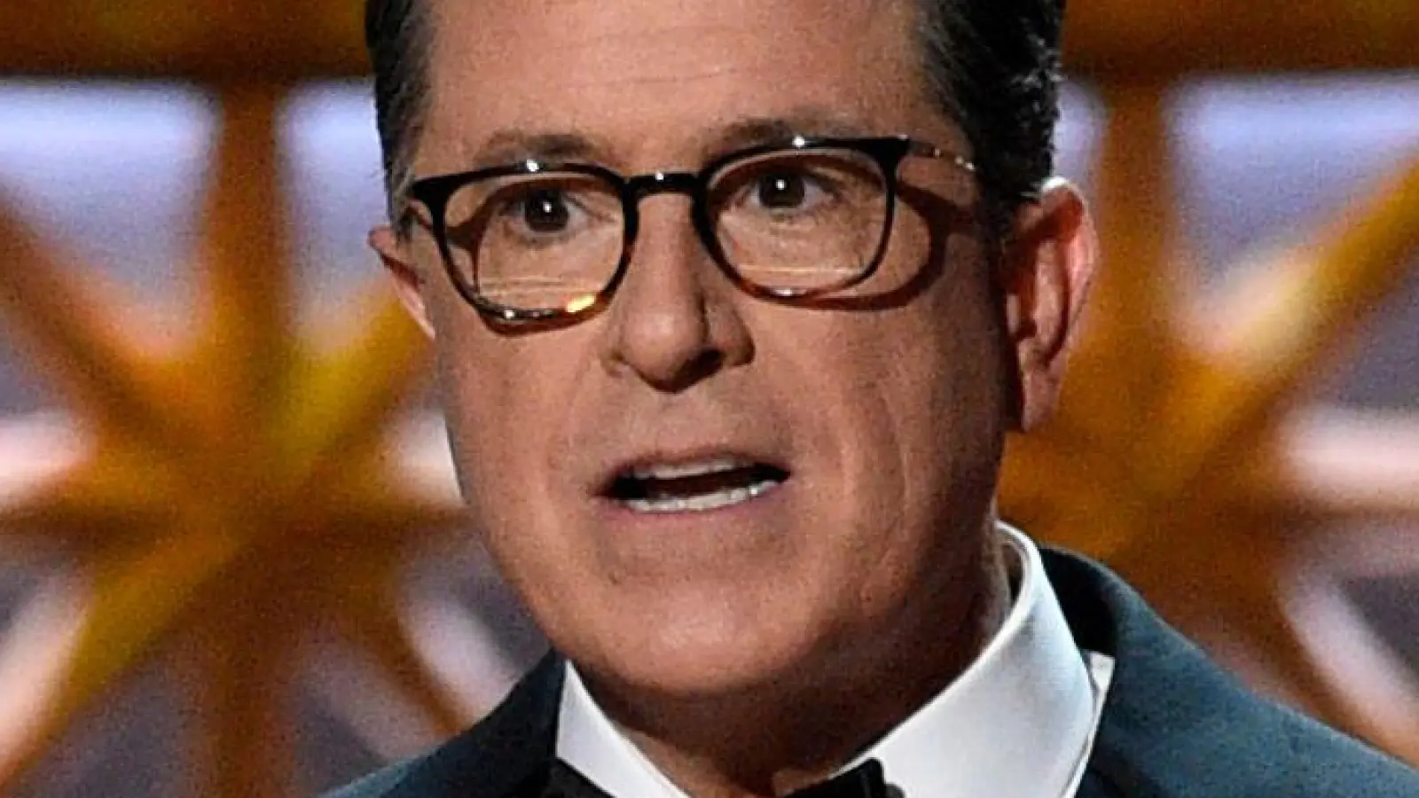 US-Moderator Colbert empfiehlt seinem Publikum ein Buch von Daniel Kehlmann. (Archivbild) (Foto: Chris Pizzello/Invision/AP/dpa)