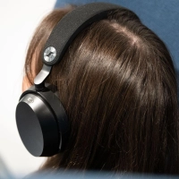 Ein echtes Arbeitstier: Der Akku des Sennheiser Momentum 5 hält locker die ganze Woche über. (Foto: Nico Tapia/dpa-tmn)