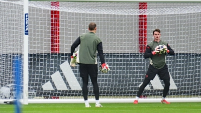 Jonas Urbig beim Abschlusstraining in Aktion, links Manuel Neuer. (Foto: Malin Wunderlich/dpa)