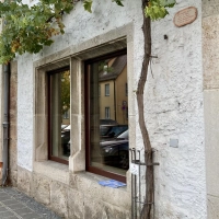 Noch sind die Schaufenster leer. Doch schon bald zieht hier, in der Galgengasse 43, der Weltladen ein. (Foto: Corinna Müller)