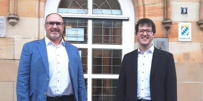 CSU-Kandidat Jochen Reuter (links) und Jörg Edelmann vom Bürgerbündnis trafen sich nach Schließung der Wahllokale vor dem Rathaus, um anschließend in der Verwaltung gemeinsam die Auszählung zu verfolgen.  (Foto: Peter Tippl)