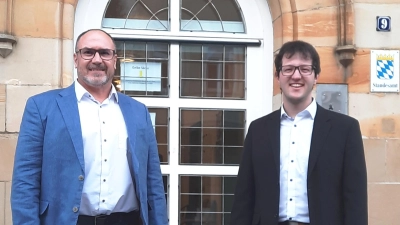 CSU-Kandidat Jochen Reuter (links) und Jörg Edelmann vom Bürgerbündnis trafen sich nach Schließung der Wahllokale vor dem Rathaus, um anschließend in der Verwaltung gemeinsam die Auszählung zu verfolgen.  (Foto: Peter Tippl)