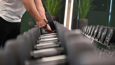 Ran an die Hanteln: Deutschlands Fitnessstudios haben immer mehr Mitglieder - aber kommen die auch immer? (Archivbild) (Foto: Wolf von Dewitz/dpa)