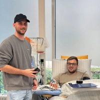Erst gab Jakob Unger (links) jemandem eine zweite Lebenschance. Dann begleitete er seinen Freund Nico Bauereiß zur Stammzellenspende. (Foto: DKMS)