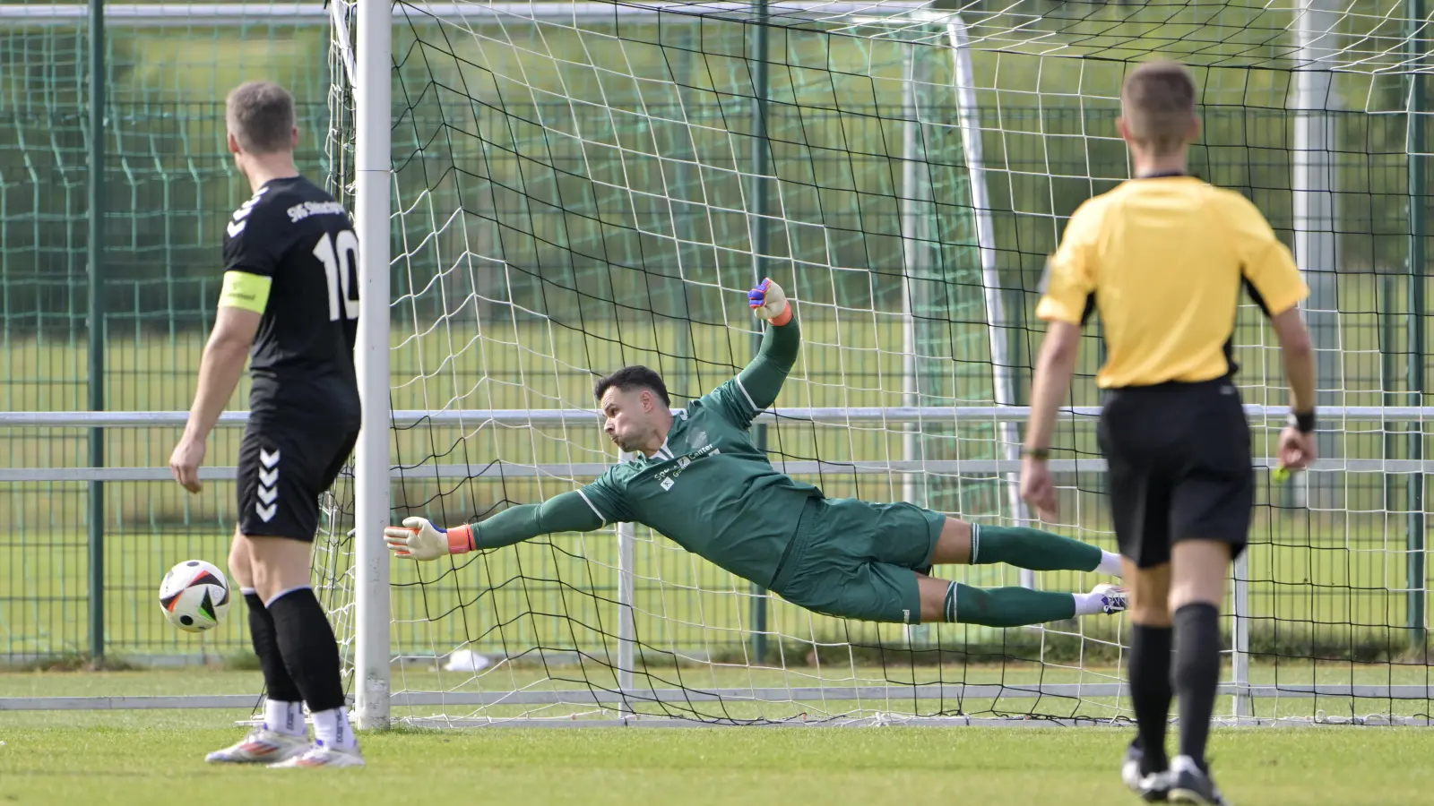 Macht sich wieder lang: Steinachgrunds Torhüter Nummer eins, Daniel Himmrich (hier aus der Vorsaison), ist aus dem Kurzurlaub zurück. (Foto: Martin Rügner)