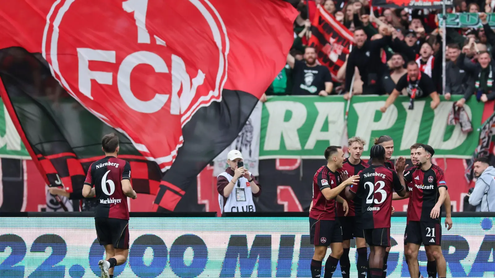 Der „Club“ jubelt gegen Braunschweig, hier nach dem Tor zum 2:0. (Foto: Daniel Löb/dpa)