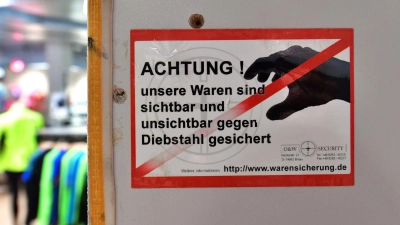 Zwei Männer wollten in Neustadt/Aisch gemeinschaftlich stehlen. (Symbolbild: Martin Schutt/dpa-Zentralbild/dpa)