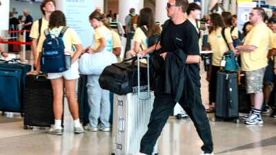 Bundestrainer Julian Nagelsmann läuft durch den Flughafen in Charlotte. (Foto: Jan Woitas/dpa)