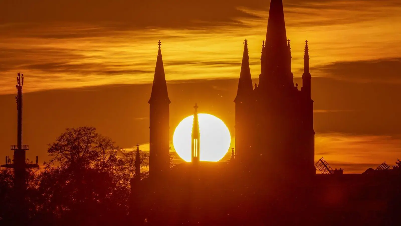 Hinter der Heilig-Geist-Kirche auf der Insel Werder geht die Sonne unter. (Foto: Georg-Friedrich Moritz/dpa)