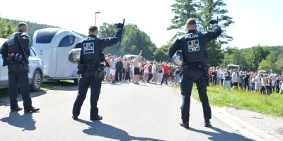 Mit erhobenen Knüppeln versuchten Polizisten die „Haider” einzuschüchtern. (Foto: Johannes Zimmermann)
