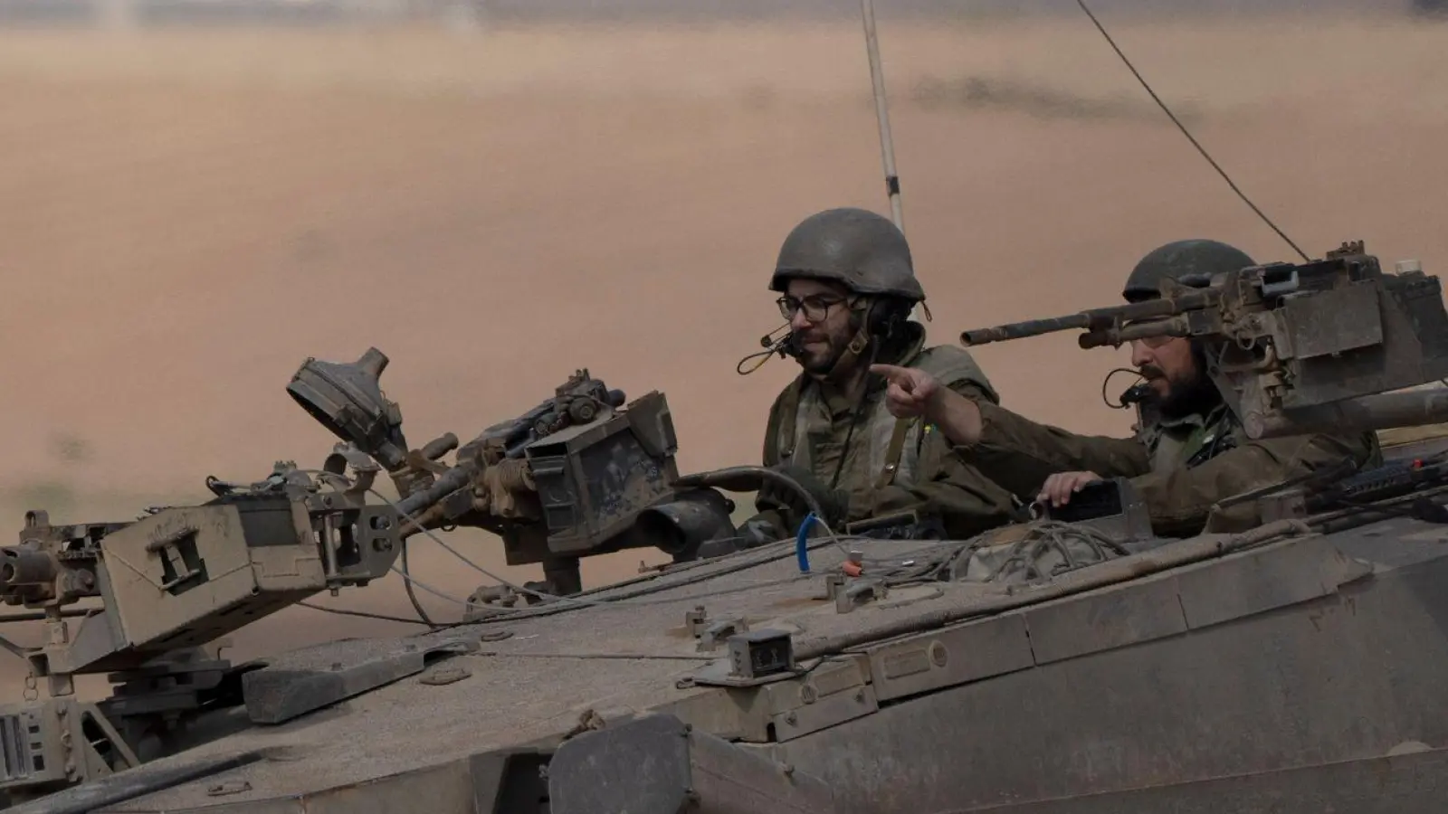 Israelische Soldaten fahren auf einem Panzer nahe der Grenze zwischen Israel und Gaza. (Foto: Leo Correa/AP/dpa)