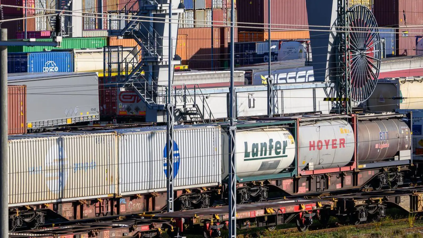 Der Anteil des Schienengüterverkehrs am gesamten Transportvolumen stagniert. (Archivbild) (Foto: Hendrik Schmidt/dpa)