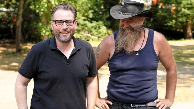 Der Aufbau liegt in den letzten Zügen, die Stimmung ist gut: Festivalsprecher Florian Zoll (links) und Bauteam-Leiter Jochen Volkert sind seit Jahren beim Taubertal-Festival dabei und sehen der Veranstaltung entspannt und mit Vorfreude entgegen. (Foto: Simone Hedler)