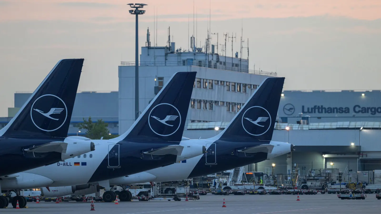 Lufthansa stellt erste Flugzeuge an den Boden. (Foto: Hannes P. Albert/dpa)