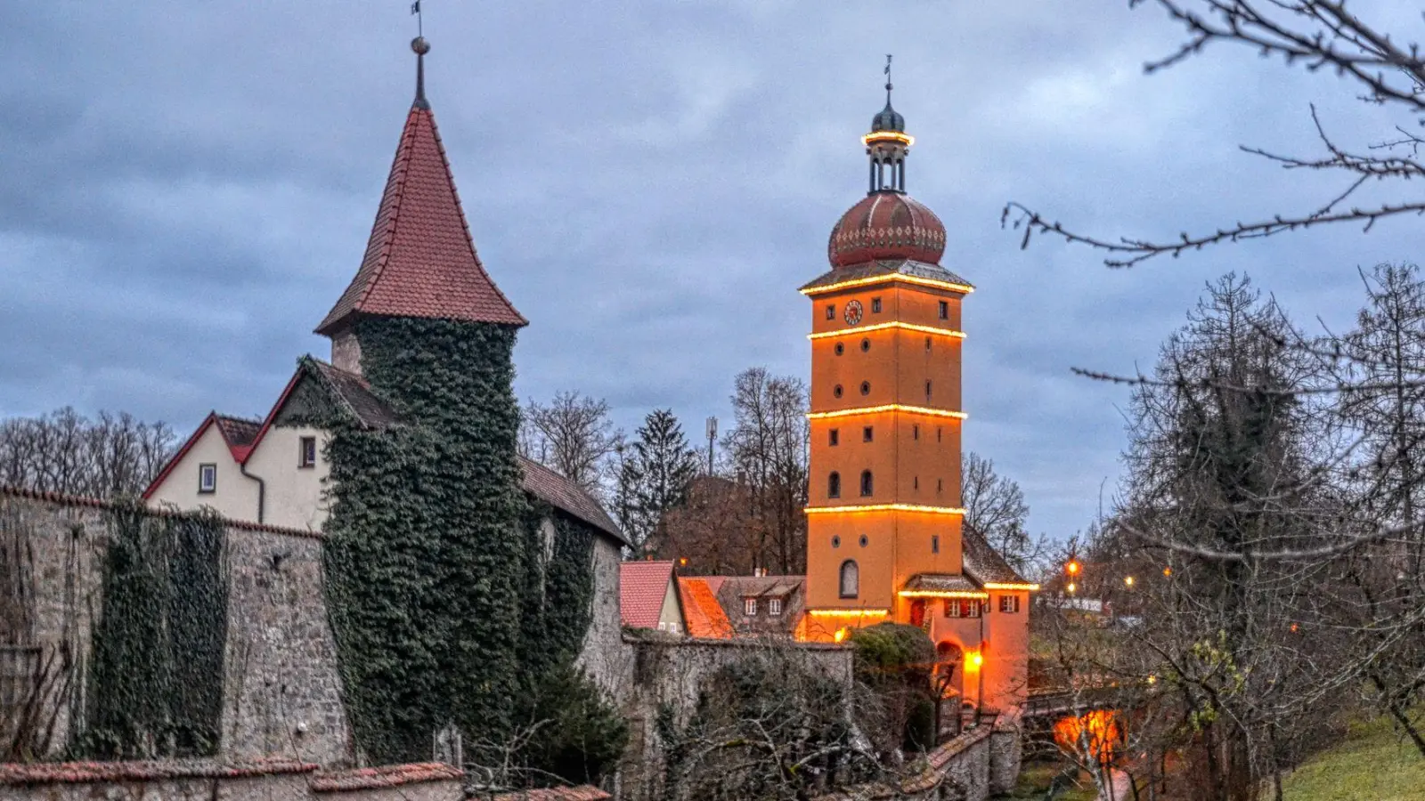 Vom Stadtpark aus ergibt sich ein bezaubernder Blick auf die festlich geschmückte Altstadt von Dinkelsbühl. (Archivbild: Touristik Service Dinkelsbühl/Ingrid Wenzel)