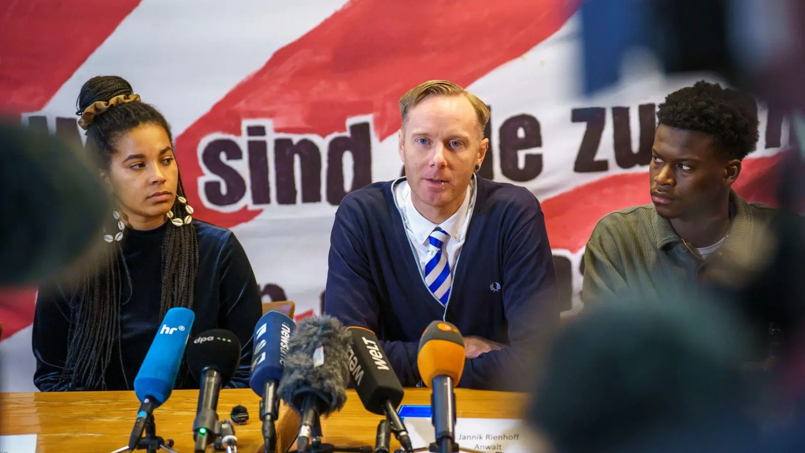 Der Marburger Anwalt Jannik Rienhoff sieht Rechtsbrüche seitens der Polizei während der Proteste gegen die Neugründung der AfD-Jugendorganisation in Gießen. (Foto: Andreas Arnold/dpa)
