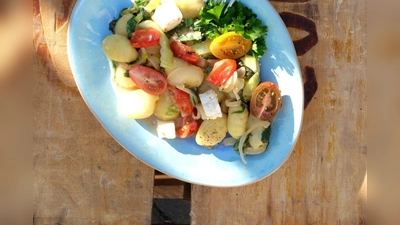 Bunt gemischt: Die Gnocchi werden mit Pak Choi, Cockteiltomaten und Kokosmilch zubereitet. (Foto: Christian Hacker/Verbraucherzentrale NRW/dpa-tmn)