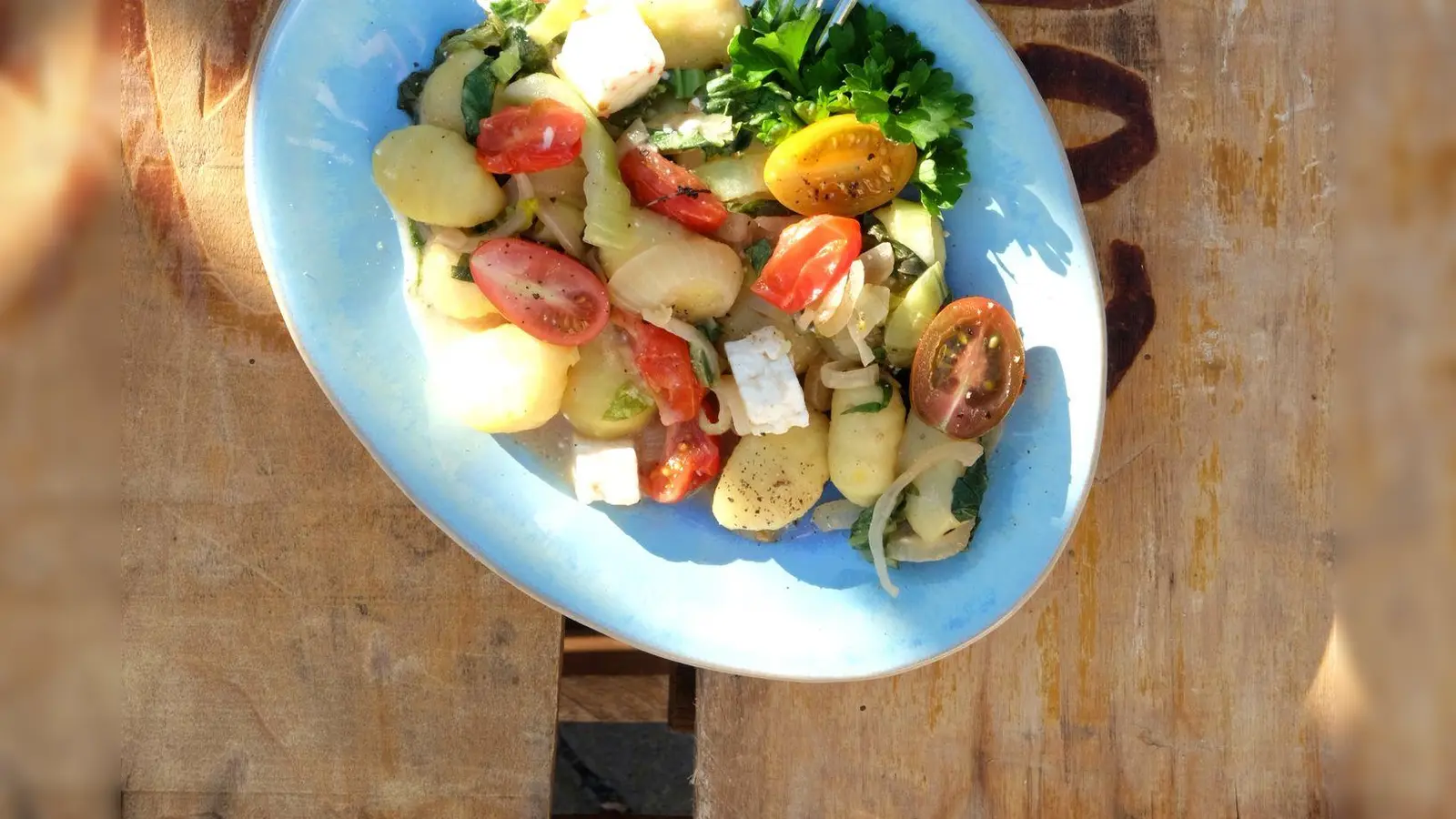 Bunt gemischt: Die Gnocchi werden mit Pak Choi, Cockteiltomaten und Kokosmilch zubereitet. (Foto: Christian Hacker/Verbraucherzentrale NRW/dpa-tmn)