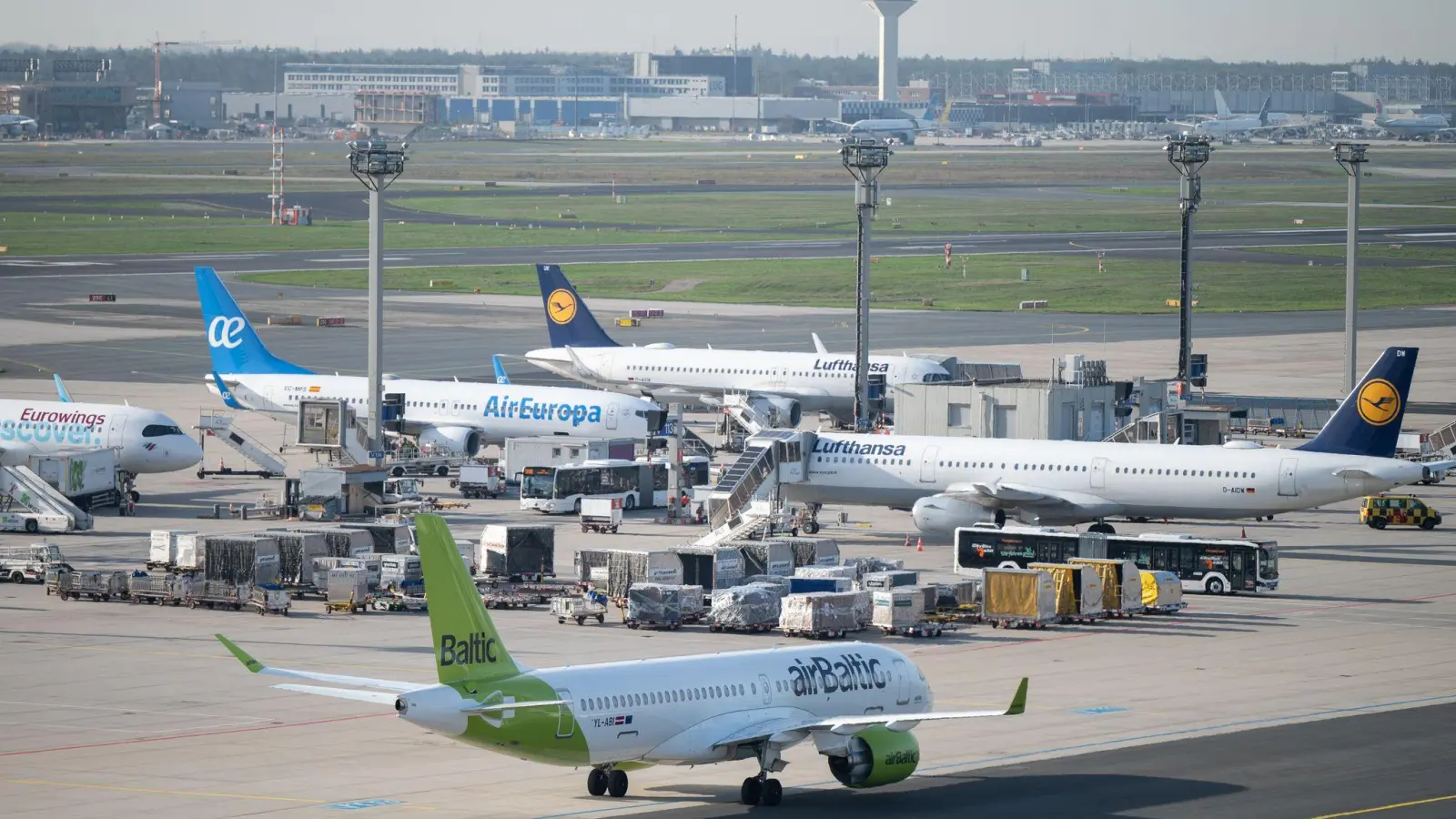 Jets von Lufthansa und AirBaltic auf dem Flughafen Frankfurt.  (Foto: Sebastian Gollnow/dpa)