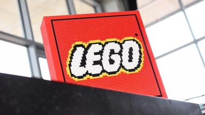 Das aus Lego-Steinen gebaute Logo des dänischen Bauklötzchen-Riesen. (Foto: Tobias Hase/dpa)