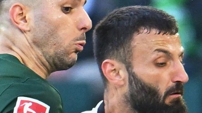 Im Zweikampf: Gladbachs Franck Honorat (r) wird vom Wolfsburger Konstantinos Koulierakis bedrängt. (Foto: Swen Pförtner/dpa)