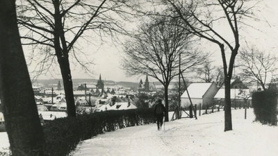 Blick von der Höhe auf die winterliche Stadt: Mitte Dezember 1925 fällt nach einem kurzen milden Zwischenspiel wieder eine Menge Schnee in Ansbach.  (Repro: Sammlung Martin Schuster)