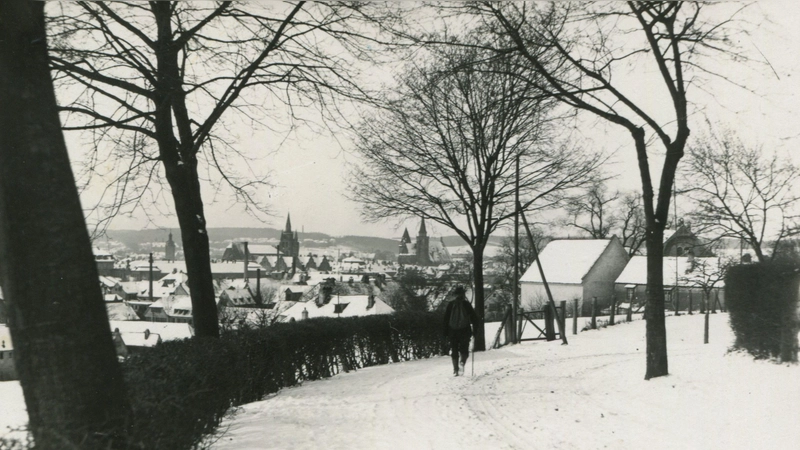 Blick von der Höhe auf die winterliche Stadt: Mitte Dezember 1925 fällt nach einem kurzen milden Zwischenspiel wieder eine Menge Schnee in Ansbach.  (Repro: Sammlung Martin Schuster)