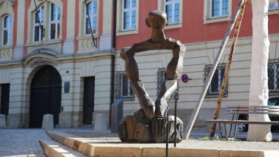 Gordian VII auf dem Vorplatz des Deutschordensschlosses, scheint der Schwerkraft zu trotzen. (Foto: Martina Kramer)