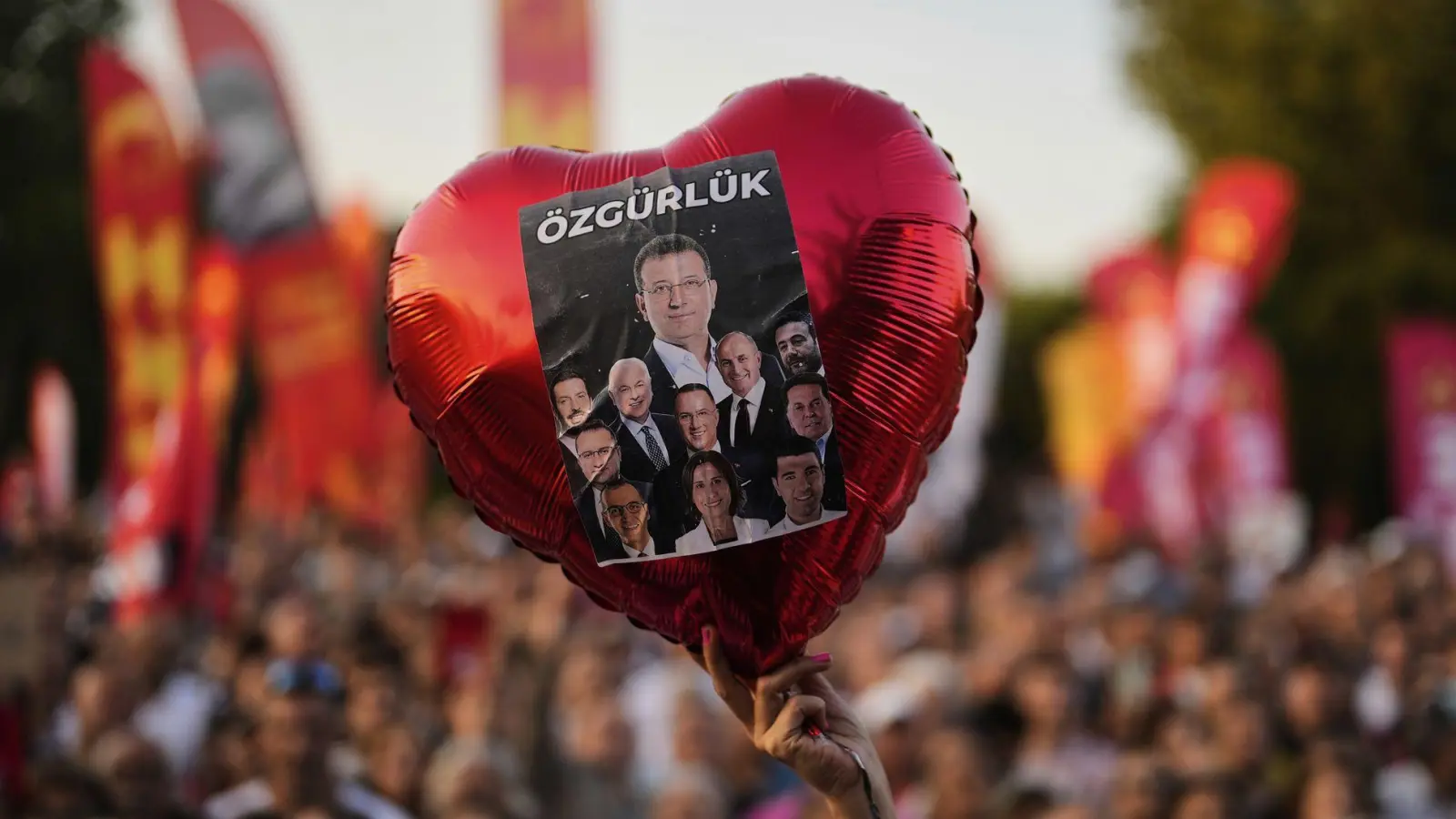 Immer wieder gibt es in der Türkei Demonstrationen für die Freilassung inhaftierter CHP-Politiker wie Ekrem Imamoglu. (Archivbild) (Foto: Khalil Hamra/AP/dpa)