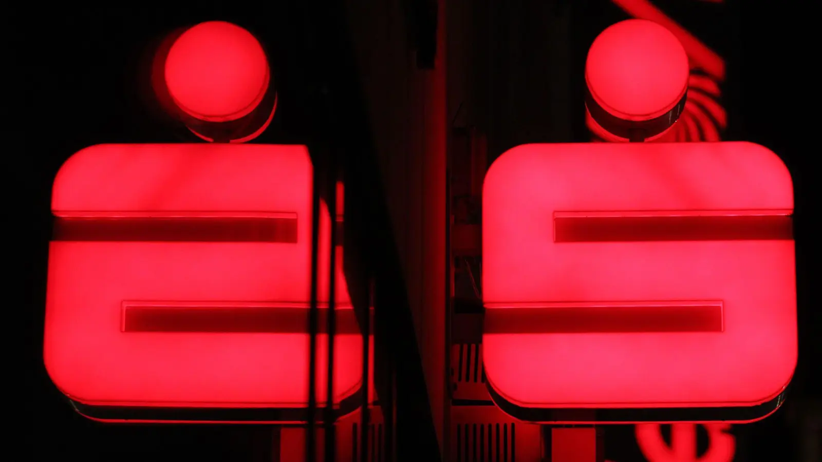 Die Sparkassen Gunzenhausen und Mittelfranken-Süd dürfen fusionieren.  (Symbolbild: Karl-Josef Hildenbrand/dpa)