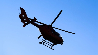 Ein Rettungshubschrauber brachte den Sechsjährigen in ein Krankenhaus. (Symbolbild) (Foto: Julian Stratenschulte/dpa)