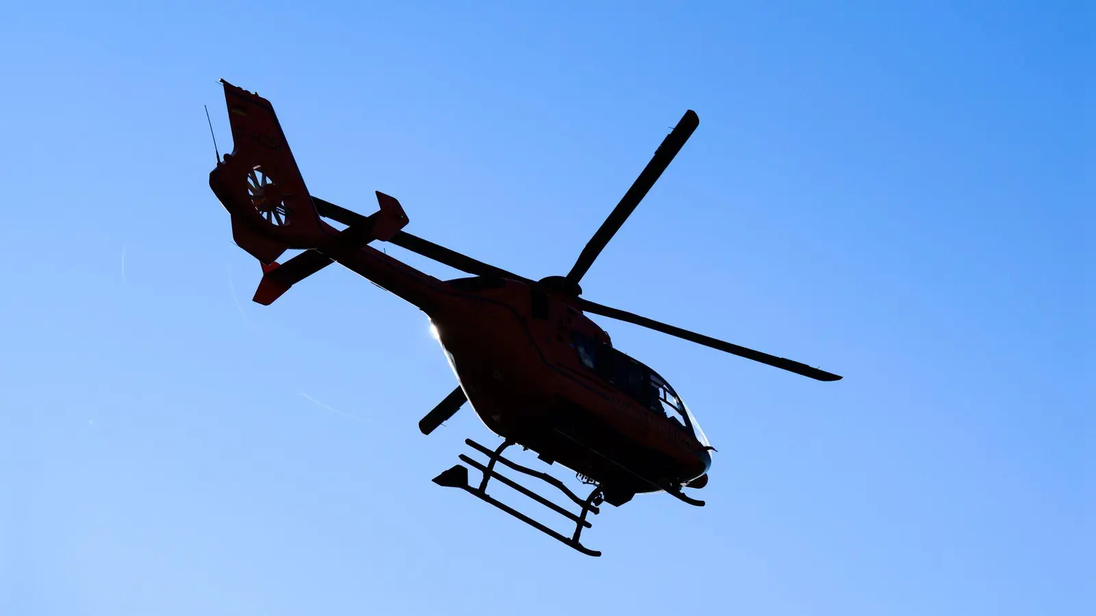 Ein Rettungshubschrauber brachte den Sechsjährigen in ein Krankenhaus. (Symbolbild) (Foto: Julian Stratenschulte/dpa)