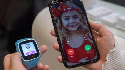 Das Kind kann mit der Smartwatch meist auch anrufen. Für Eltern stehen aber in der Regel Ortung und SOS-Funktion im Vordergrund. (Foto: Andrea Warnecke/dpa-tmn)