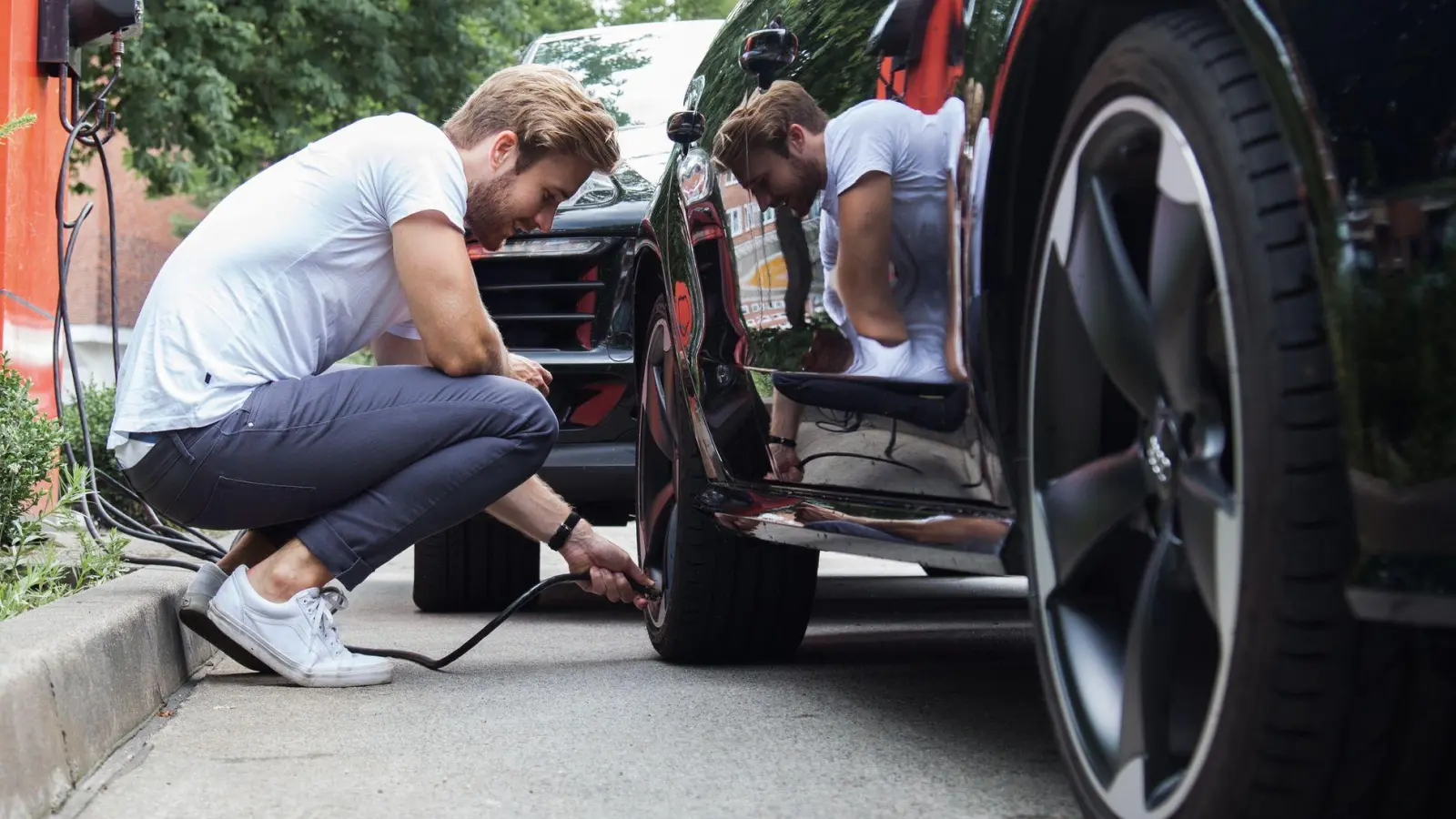 Nicht nur eine Frage der Sicherheit: Wer mit zu wenig Luftdruck in den Reifen fährt, erhöht auch den Verbrauch. (Foto: Christin Klose/dpa-tmn)