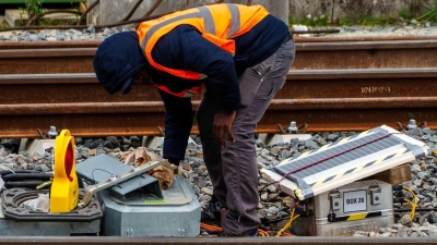 Die Deutsche Bahn schiebt einen milliardenschweren Investitionsrückstau vor sich her. (Archivbild) (Foto: Andreas Arnold/dpa)