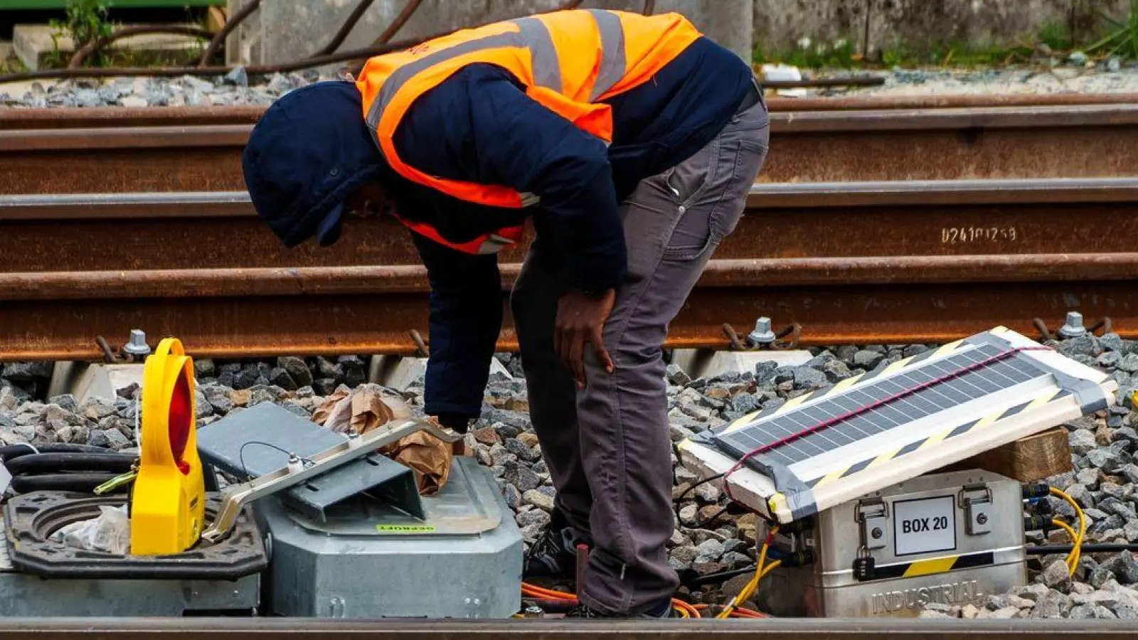 Die Deutsche Bahn schiebt einen milliardenschweren Investitionsrückstau vor sich her. (Archivbild) (Foto: Andreas Arnold/dpa)