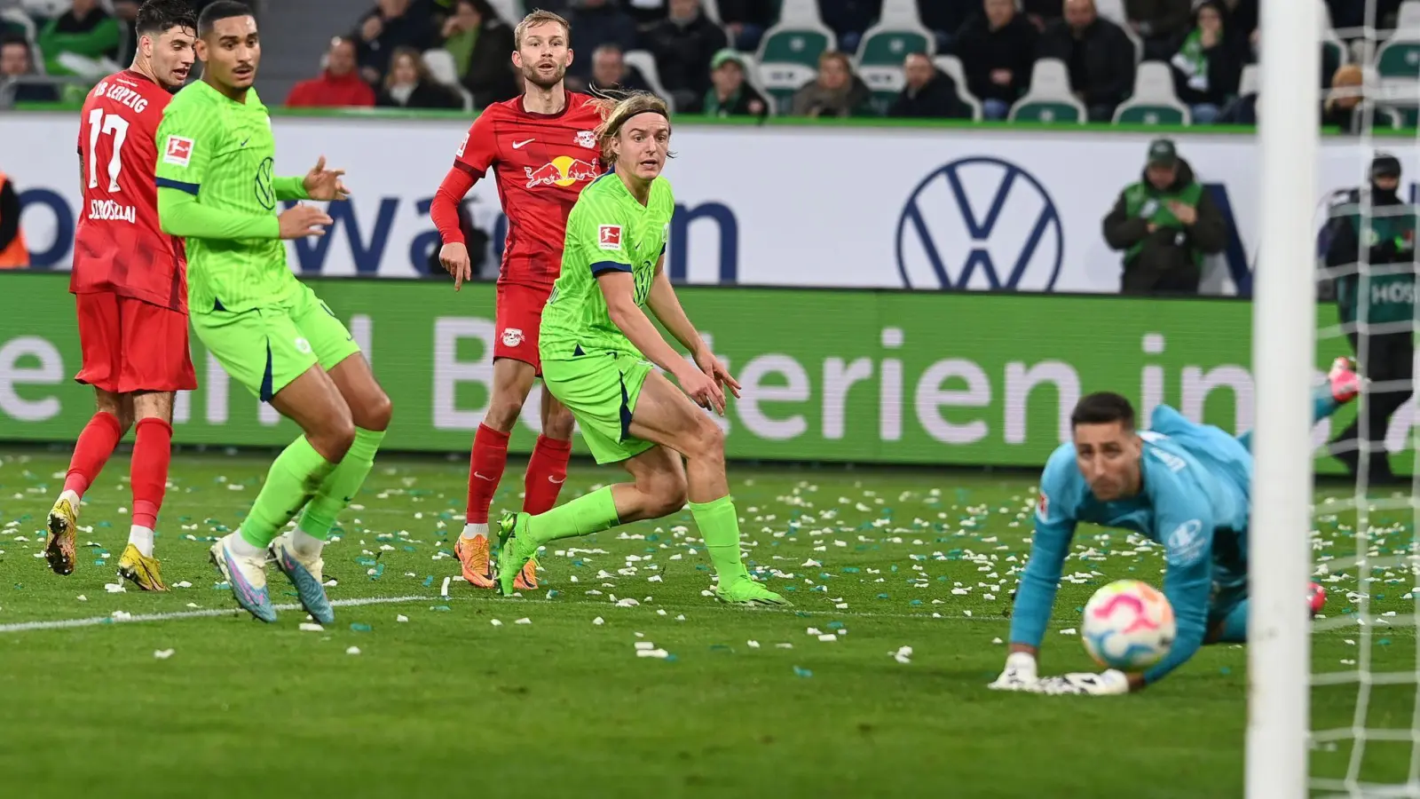 Leipzigs Konrad Laimer (M) erzielt gegen Wolfsburgs Torwart Koen Casteels das 2:0. (Foto: Swen Pförtner/dpa)