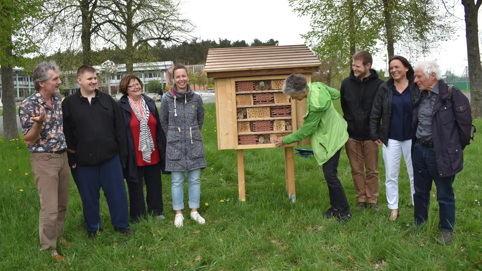 Am Dienstag wurde am neuen Wildbienenhaus an der Emskirchener Mittelschule eine Info-Tafel angebracht. Dazu waren Vertreter der Schule, Gemeinde und der Regierung von Mittelfranken gekommen. (Foto: Ute Niephaus)