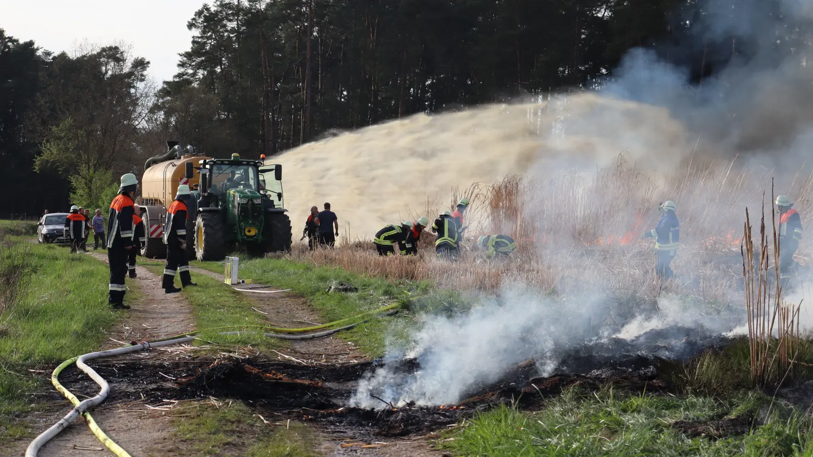 Viele Feuerwehren löschten mit Hilfe von Landwirten das Miscanthusfeld bei Watzendorf (Neuendettelsau). (Foto: Antonia Müller)